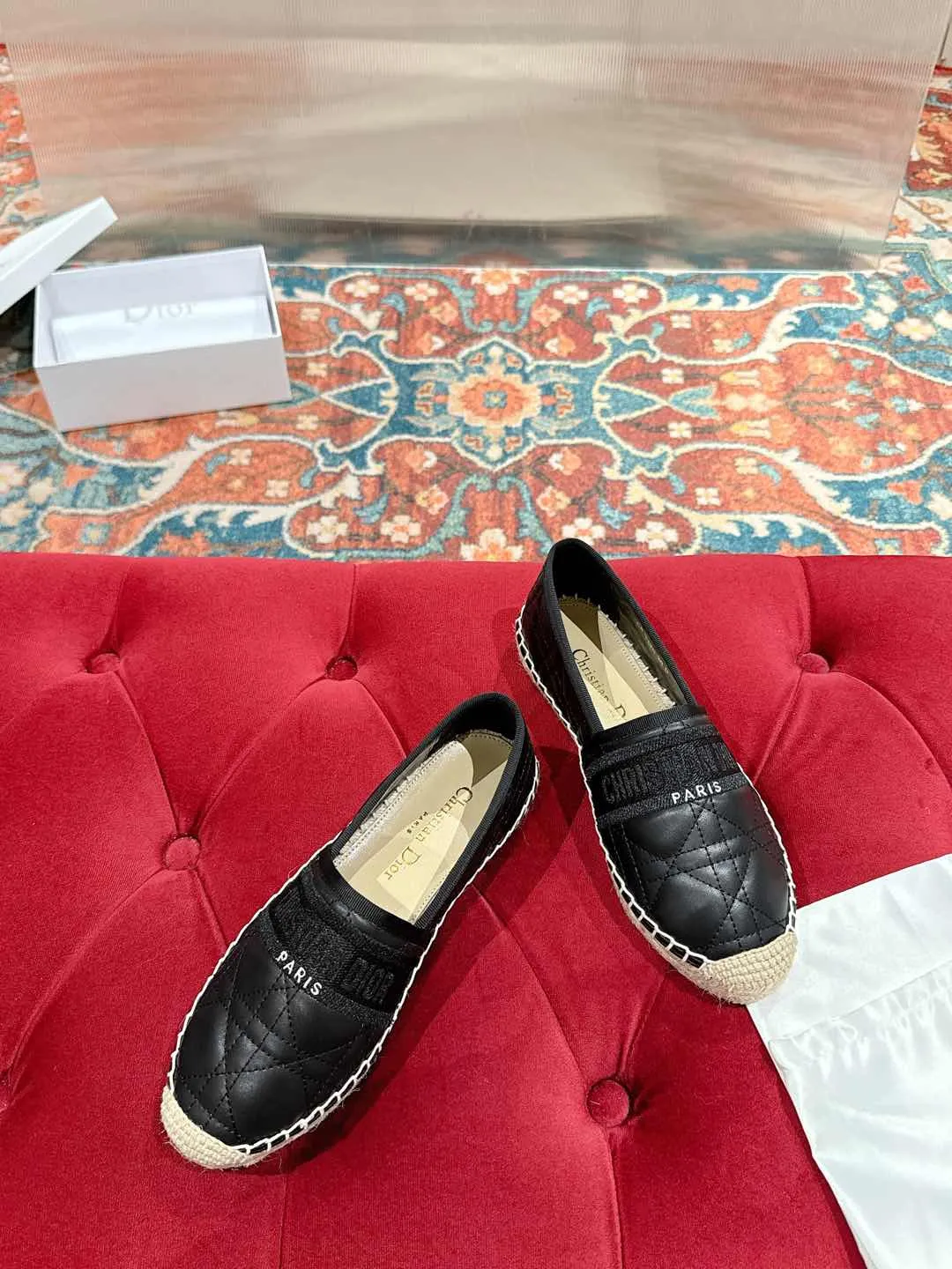 👟👟Ex-factory price 460👟👟 Dior DIOR's new popular early spring fisherman shoes 🆕 Simple, elegant and fashionable, timeless and timeless, it is a classic that will never fade away in the fashion circle, retro fisherman shoes. Original hand-woven surface, electric embroidery technology! Specific cloth surface and rubber outsole. Code number: 35-39 (40.41 customized, non-refundable)